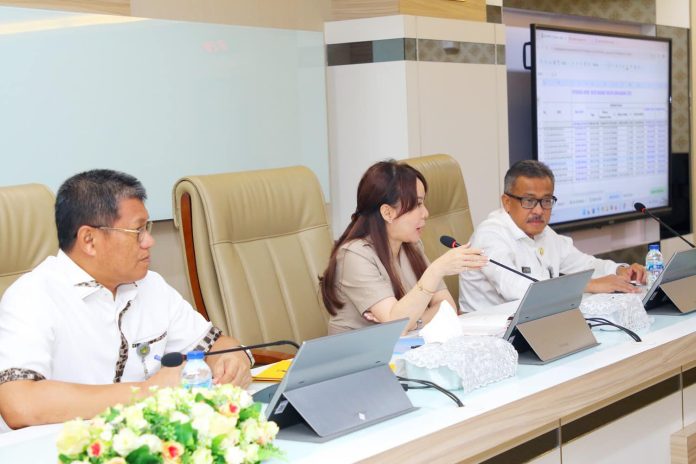 Li Claudia Chandra di tengah pertemuan bersama Camat Se-Kota Batam, di lantai 5 Kantor Wali Kota Batam, Rabu (26/2/2025)