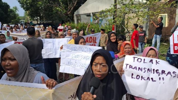 Warga Pulau Rempang menyampaikan penolakan terhadal proyek Rempang Eco City dan program transmigrasi lokal ketika Menteri Transmigrasi Muhammad Iftitah Sulaiman Suryanagara datang ke Kelurahan Sembulang, Kecamatan Galang, Kota Batam, 29 Maret 2025. Tempo/Riri Rahayu