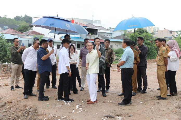 - Wali Kota Batam, Amsakar Achmad bersama Wakil Wali Kota Batam, Li Claudia Chandra, meninjau langsung rencana pembangunan taman kota di Kelurahan Baloi Indah, Kecamatan Lubuk Baja, Selasa (8/4/2025).