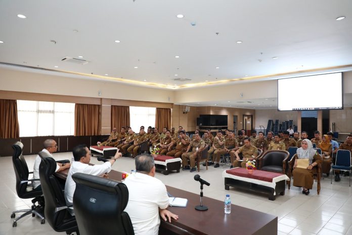 Wali Kota Batam Amsakar Achmad bergegas mengumpulkan secara spontan para camat dan lurah usai meninjau Kantor Camat Nongsa, Selasa (22/4/2025).