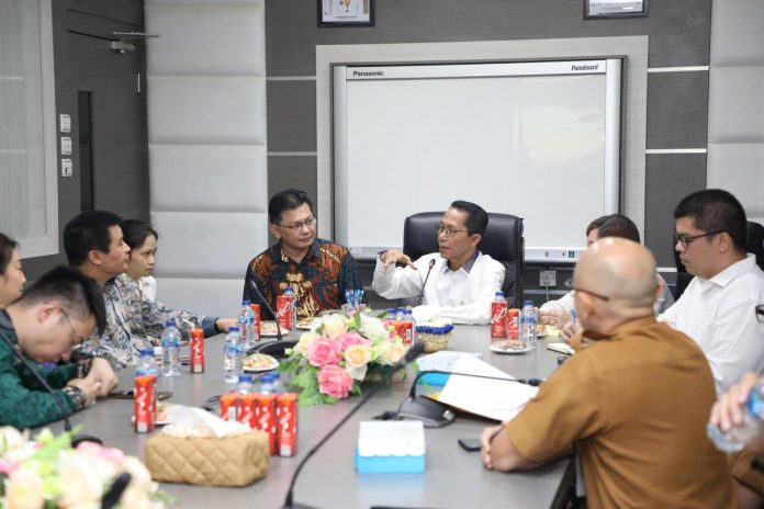Wali Kota Batam, Amsakar Achmad menerima kunjungan Konsul Jendral Republik Rakyat Tiongkok, Zhang Min di Ruang Rapat Wali Kota Batam, Senin (21/4/2025).