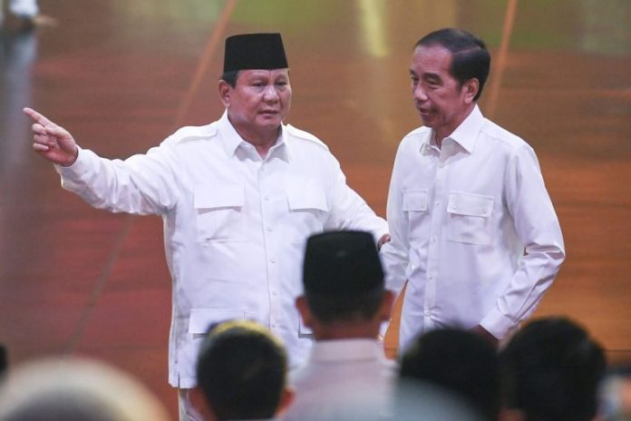 Presiden yang juga Ketua Umum Partai Gerindra Prabowo Subianto (kiri) berbincang dengan Presiden Ke-7 Joko Widodo saat perayaan HUT Ke-17 Partai Gerindra di Sentul International Convention Center, Bogor, Jawa Barat, Sabtu (15/2/2025). Perayaan HUT ke-17 Partai Gerindra mengusung tema Berjuang Tiada Akhir. ( ANTARA FOTO/Hafidz Mubarak A)