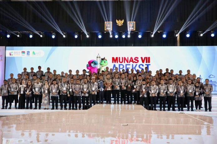 Wali Kota Batam, Amsakar Achmad, menghadiri Musyawarah Nasional (Munas) VII Asosiasi Pemerintah Kota Seluruh Indonesia (APEKSI) di Kota Surabaya