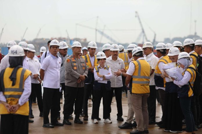 Wakil Kepala BP Batam, Li Claudia Chandra meninjau langsung persiapan pengoperasian 4 STS Crane yang baru saja tiba di Batam, pada Senin (19/5/2025) di Pelabuhan Batu Ampar.