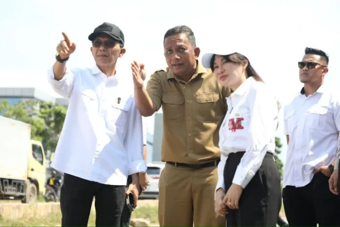 Wali Kota Batam Amsakar Achmad, bersama Wakil Wali Kota Batam Li Claudia Chandra, didampingi Tim dari Pemerintah Kota (Pemko) dan Badan Pengusahaan (BP) Batam, meninjau langsung lokasi pembangunan pelebaran jalan, selasa (27/5/2025).