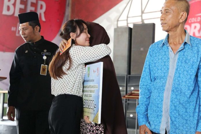 Wakil Kepala BP Batam sekaligus Wakil Walikota Batam, Li Claudia Chandra, menyerahkan insentif bulanan sebesar Rp 300 ribu kepada 449 warga lansia yang berasal dari Kecamatan Bengkong, Batu Ampar, dan Lubuk Baja, Rabu (30/4/2025).