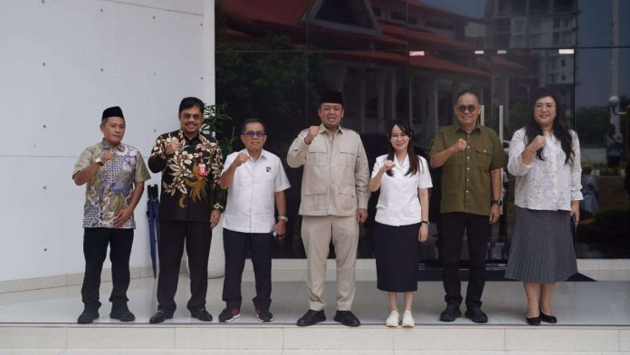 Wakil Kepala BP Batam, Li Claudia Chandra, menyambut kunjungan kerja Menteri Agraria dan Tata Ruang/Kepala Badan Pertanahan Nasional (ATR/BPN), Nusron Wahid, di Gedung VVIP Bandara Internasional Hang Nadim, Kamis (8/5/2025).