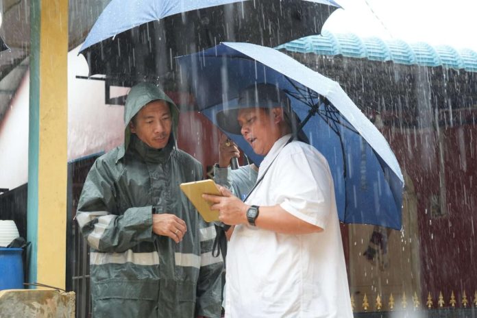 Anggota/Deputi Bidang Infrastruktur BP Batam, Mouris Limanto, meninjau 8 titik longsor di Kecamatan Bengkong, pada Kamis (8/5/2025)