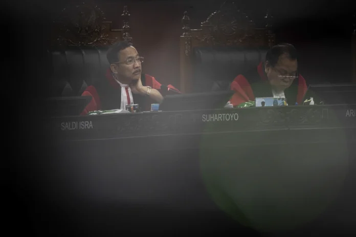 Ketua Mahkamah Konstitusi Suhartoyo (kiri) didampingi Hakim Konstitusi Arief Hidayat (kanan) memimpin sidang uji materi Undang-undang Nomor 34 Tahun 2004 tentang Tentara Nasional Indonesia di Mahkamah Konstitusi (MK), Jakarta, Senin (23/6/2025). Foto: Bayu Pratama S/ANTARA FOTO