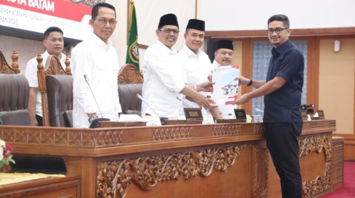 Rapat dipimpin langsung Ketua DPRD Haji Muhammad Kamaluddin didampingi Wakil Ketua I Haji Aweng Kurniawan dan Wakil Ketua II Budi Mardiyanto SE MM. Turut hadir Walikota Amsakar Achmad, forkompimda, tokoh masyarakat, kepala SKPD di lingkungan Pemko, dan undangan lainnya.