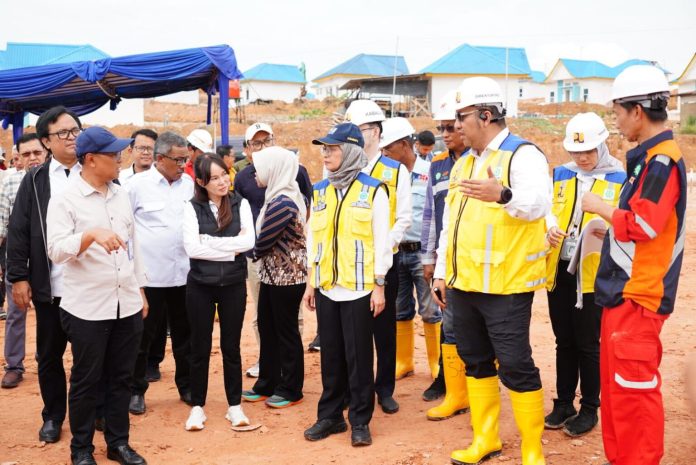 Wakil Wali Kota Batam/Wakil Kepala BP Batam, Li Claudia Chandra didampimgi Sekretaris Daerah Kota Batam, Jefridin, M.Pd. melakukan kunjungan kerja ke Kawasan Permukiman Tanjung Banon, Kamis (19/06/2025).