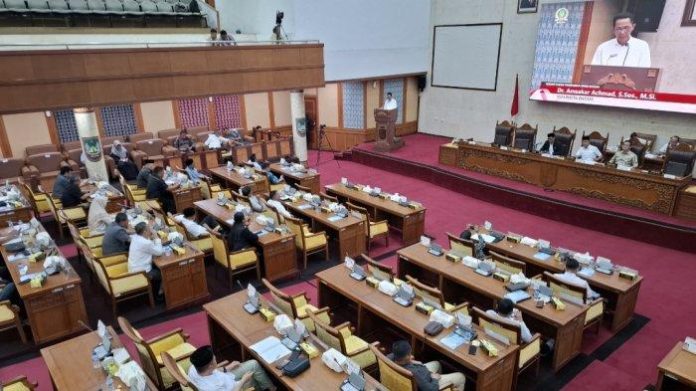 DPRD BATAM - Rapat Paripurna DPRD Batam membahas tanggapan atau jawaban Wali kota Batam terhadap pandangan umum fraksi atas Ranperda RPJMD tahun 2025-2029, Rabu (28/5/2025).