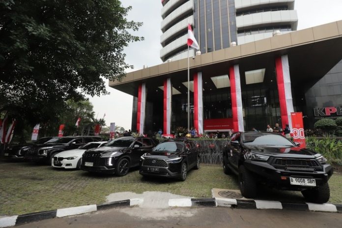 Barang bukti yang disita terkait operasi tangkap tangan (OTT) Wamenaker Immanuel Ebenezer dihadirkan di Gedung Merah Putih KPK, Jakarta, Kamis (21/8/2025). Foto: Jamal Ramadhan/kumparan