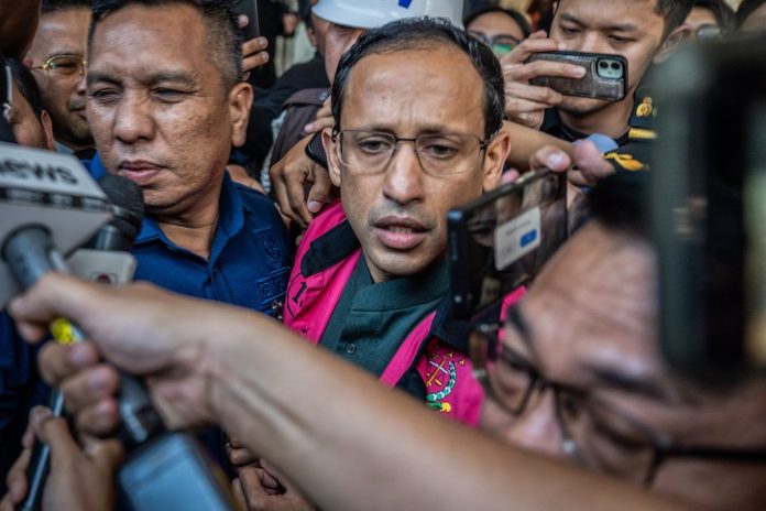 Mantan Menteri Pendidikan, Kebudayaan, Riset dan Teknologi (Mendikbudristek) 2019-2024 Nadiem Makarim (tengah) berjalan menuju mobil tahanan usai pemeriksaan di Jampidsus, Kejaksaan Agung, Jakarta, Kamis (4/9/2025). (ANTARA FOTO/Bayu Pratama S/agr(BAYU PRATAMA S)