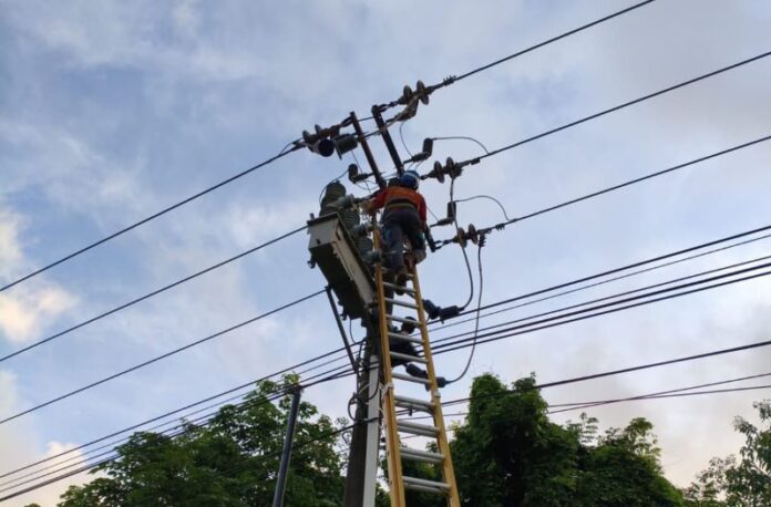 Petugas PLN Batam melakukan perbaikan jaringan listrik yang terganggu akibat layang-layang dan pohon tumbang. Foto: PLN Batam Petugas PLN Batam melakukan perbaikan jaringan listrik yang terganggu akibat layang-layang dan pohon tumbang. Foto: PLN Batam