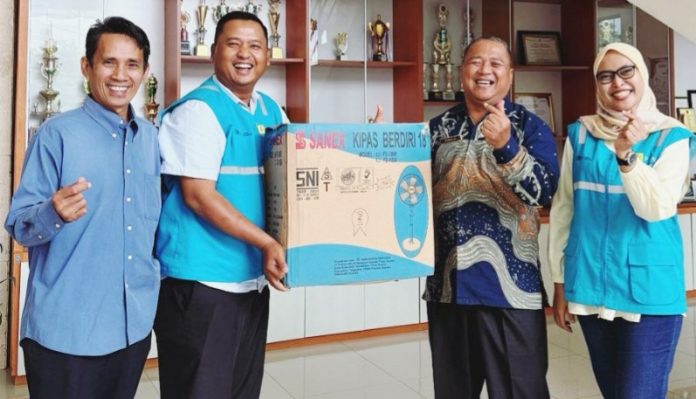 PLN Batam bersama pelanggan (ist).