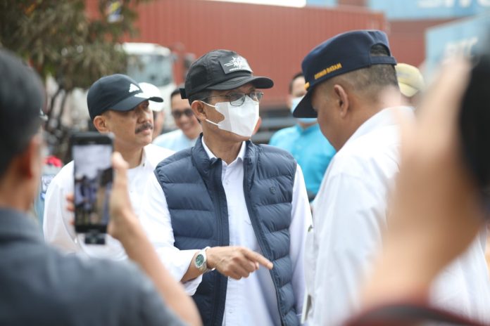 Kepala BP Batam, Amsakar Achmad, meninjau langsung kondisi sejumlah chassis kontainer yang terparkir di bahu Jalan Yos Sudarso, Batuampar. (Foto: dok Humas BP Batam)