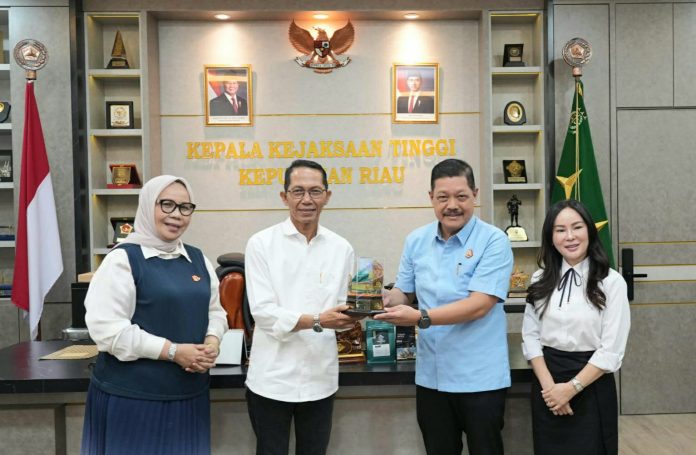 Kepala BP Batam, Amsakar Achmad bersama Wakil Kepala BP Batam, Li Claudia Chandra melaksanakan kunjungan silaturahmi dan koordinasi kepada Kejaksaan Tinggi Negeri Kepri.