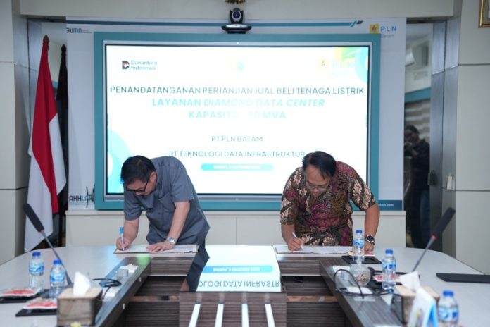 Direktur Utama PLN Batam, Kwin Fo (kiri) bersama Direktur Utama PT Teknologi Data Infrastruktur, Indrama Yusuf Muda Purba menandatangani perjanjian kerja sama jual beli listrik.