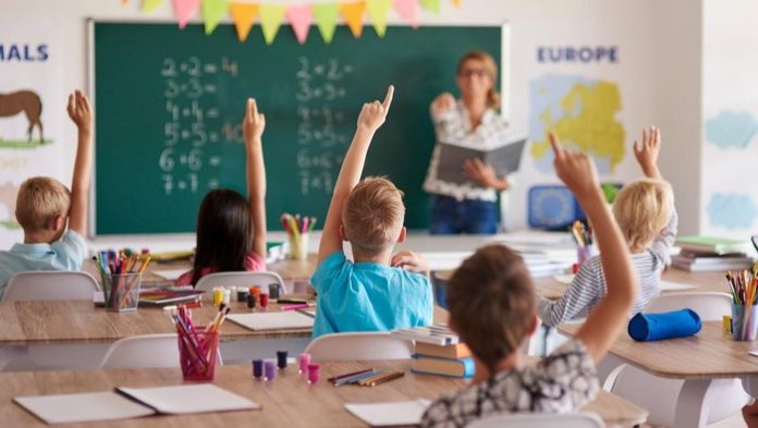 Ilustrasi guru. Berikut 50 contoh ucapan hari guru sedunia yang bisa jadi inspirasimu. Foto: gpointstudio/Freepik