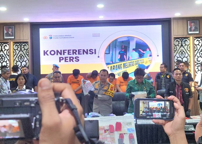 Polrestabes Medan menggelar konferensi pers terkait kasus pembakaran rumah hakim Pengadilan Negeri (PN) Medan, Khamozaro Waruhu di Polrestabes Medan. Foto: Parna
