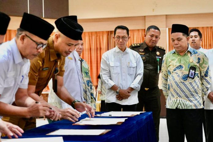 Wali Kota Batam, Amsakar Achmad, menyaksikan penandatanganan MoU Pembinaan Keluarga Sakinah saat membuka Rakerda BP4 Kota Batam Masa Bhakti 2025-2030 di Kantor Wali Kota Batam, Senin (29/12/2025). HUMAS DISKOMINFO BATAM