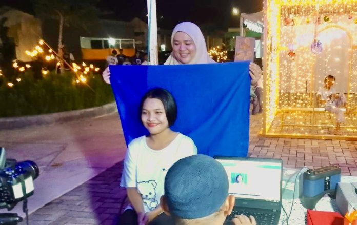 Kepala Disdukcapil Batam, Adhisty, melayani warga saat perekaman KTP melalui program KETAPEL di Taman Pacific Hotel. Program ini berlangsung hingga 1 Januari 2026. Dok PEMKO BATAM