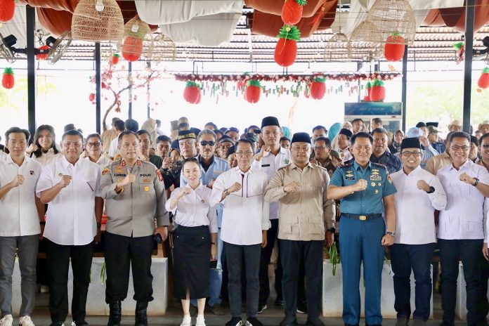 Wali Kota Batam, Amsakar Achmad, bersama Wakil Wali Kota Batam, Li Claudia Chandra, dan sejumlah Forkopimda Kepri dan Batam bersama warga Galang, Selasa (27/1/2026). HUMAS DISKOMINFO BATAM