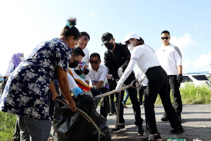 Wali Kota Batam, Amsakar Achmad, bersama Wakil Wali Kota Batam, Li Claudia Chandra, ikut gotong royong membersihkan sampah, belum lama ini. Dok HUMAS DISKOMINFO BATAM
