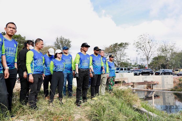 Wali Kota Batam, Amsakar Achmad, bersama Wakil Wali Kota Batam, Li Claudia Chandra, memimpin gotong royong Gema Batam ASRI di Simpang K-Square, Rabu (11/2/2026). HUMAS DISKOMINFO BATAM