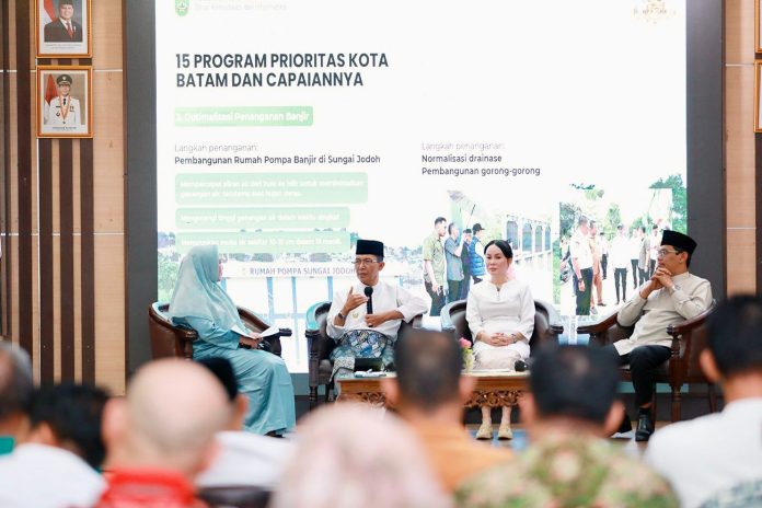 Wali Kota Batam, Amsakar Achmad, bersama Wakil Wali Kota Batam, Li Claudia Chandra, menghadiri dialog interaktif satu tahun kepemimpinan di Kantor Wali Kota Batam, Jumat (20/2/2026). HUMAS DISKOMINFO BATAM / RUMAWI