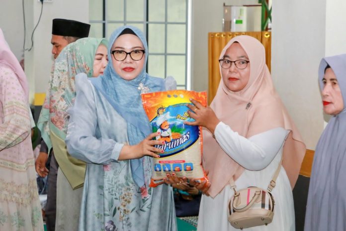 Ketua TP-PKK Kota Batam, Erlita Amsakar, menyerahkan bantuan bahan pokok saat Pembinaan Akhlak Mulia di Perumahan Bumi Sakinah, Kecamatan Sagulung, Sabtu (21/2/2026). HUMAS DISKOMINFO BATAM