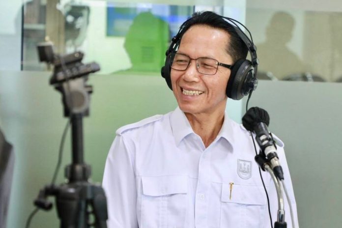 Wali Kota Batam, Amsakar Achmad, saat menjadi narasumber dalam dialog on air Program Batam Menyapa bertema satu tahun kepemimpinan Wali Kota Batam dan Wakil Wali Kota Batam, Li Claudia Chandra, di Studio Pro 1 RRI Batam, Senin (23/2/2026). HUMAS DISKOMINFO BATAM