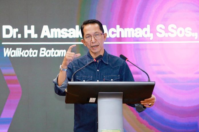 Wali Kota Batam, Amsakar Achmad, menyampaikan sambutan saat menghadiri menghadiri pelantikan Dewan Pimpinan Provinsi IARMI Kepri di Aula Lantai IV Kantor Wali Kota Batam, Sabtu (31/1/2026). HUMAS DISKOMINFO BATAM