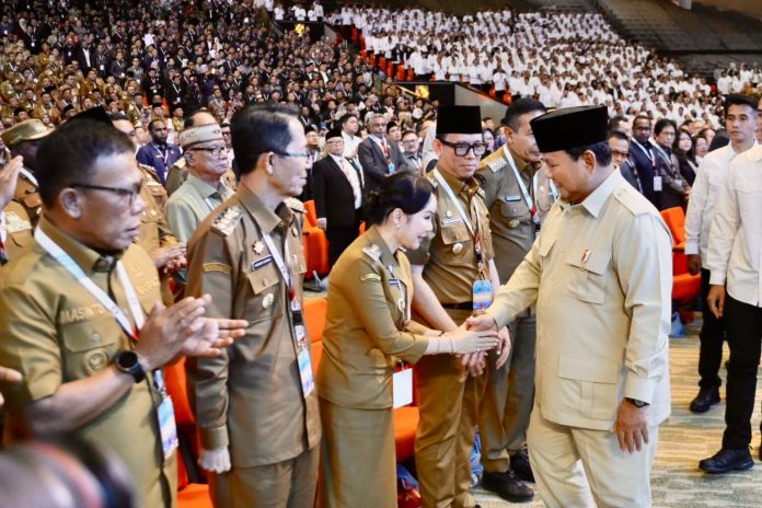 Wali Kota dan Wakil Wali Kota Batam, Amsakar Achmad dan Li Claudia Chandra, menyalami Presiden RI, Prabowo Subianto, saat menghadiri Rakornas 2026 di SICC, Kabupaten Bogor, Jawa Barat, Senin (2/2/2026). Sumber Foto: Kemendagri