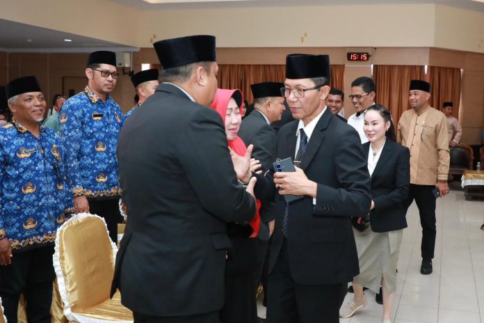 Wali Kota dan Wakil Wali Kota Batam, Amsakar Achmad dan Li Claudia Chandra, menyalami pejabat baru Pemko Batam usai dilantik di Kantor Wali Kota Batam, Jumat (6/2/2026). HUMAS DISKOMINFO BATAM / DHEO ANANDA PUTRA