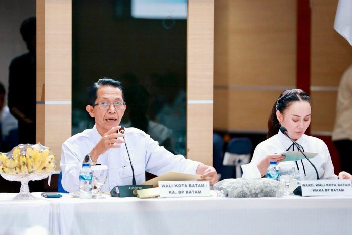 Wali Kota Batam, Amsakar Achmad, bersama Wakil Wali Kota Batam, Li Claudia Chandra, memimpin rapat Forkopimda Batam di Kantor Wali Kota Batam, Senin (9/2/2026). HUMAS DISKOMINFO BATAM