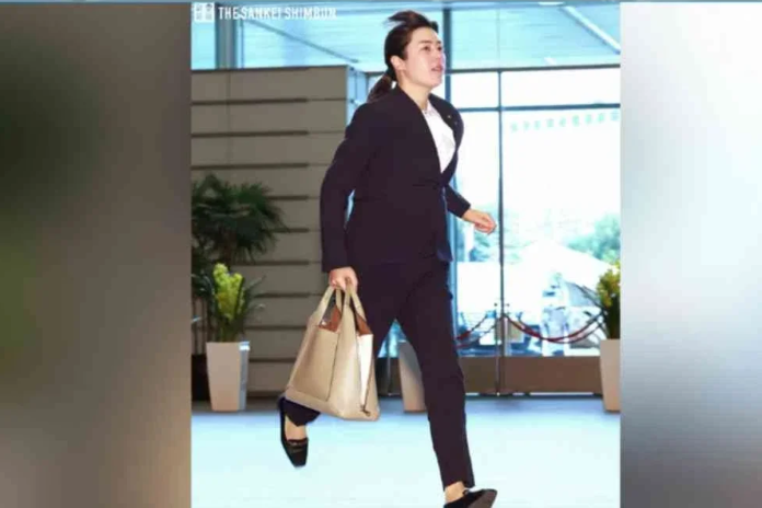 Seorang pejabat tinggi Jepang menjadi sorotan publik setelah terekam kamera berlari menuju rapat kabinet karena terlambat 5 menit. Ia bahkan menyampaikan permintaan maaf kepada seluruh rakyat Jepang atas keterlambatan tersebut. Menteri Keamanan Ekonomi Jepang, Kimi Onoda, terlihat berlari memasuki gedung tempat rapat kabinet pada Jumat (6/3/2026) pagi setelah turun dari taksi.(The Shankei Shinbun)