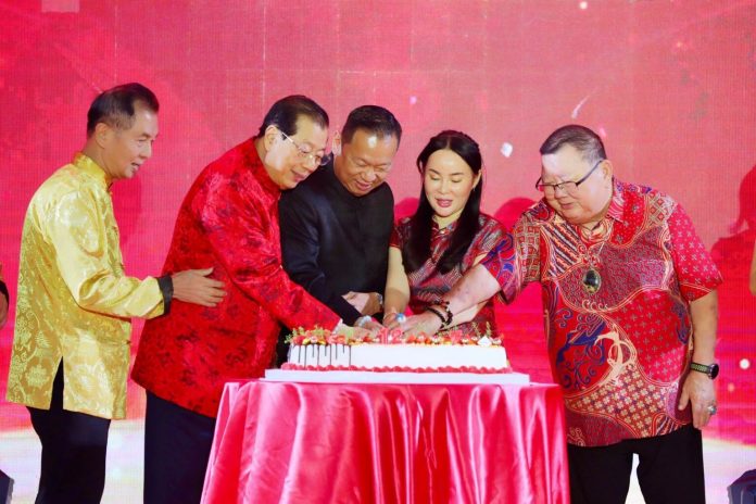 Wakil Wali Kota Batam, Li Claudia Chandra, ikut memotong kue ulang tahun ke-12 PHIS Kota Batam sekaligus perayaan Cap Go Meh yang digelar Yayasan Hakka Kota Batam di Swiss-Belhotel Harbour Bay, Sabtu (28/2/2026). HUMAS DISKOMINFO BATAM