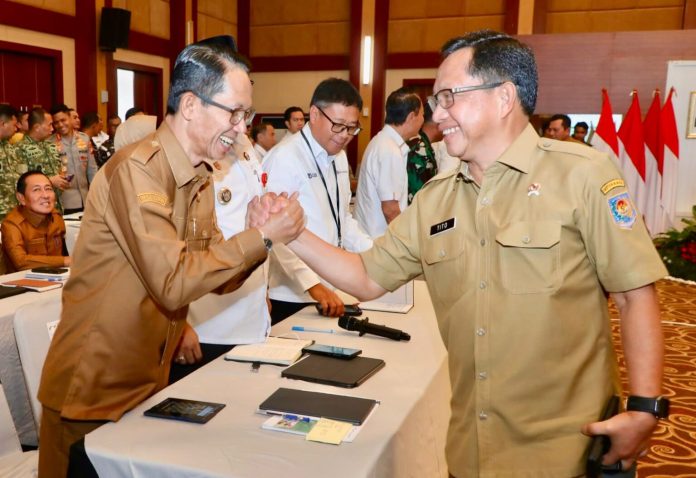 Wali Kota Batam, Amsakar Achmad, menyalami Mendagri, Tito Karnavian, saat menghadiri rakor di Balairung Wan Seri Beni, Kompleks Perkantoran Pemerintah Provinsi Kepulauan Riau, Senin (9/3/2026). HUMAS DISKOMINFO BATAM / ADE RAHMATULLAH