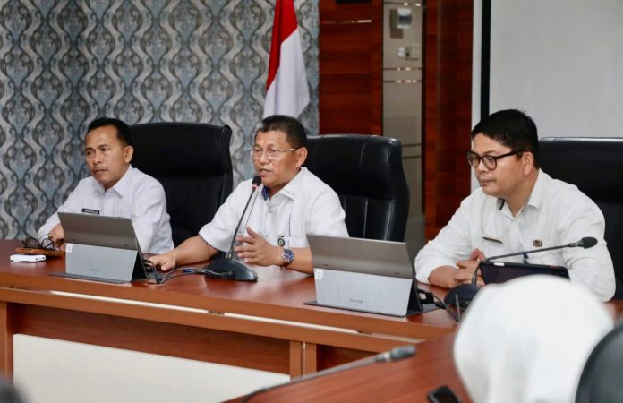 ekda Batam, Firmansyah, memimpin rapat evaluasi PPID Tahun 2026 di lingkungan Pemerintah Kota Batam di Kantor Wali Kota Batam, Rabu (11/3/2026). HUMAS DISKOMINFO BATAM / ADE RAHMATULLAH