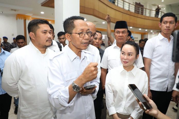 Wali Kota Batam, Amsakar Achmad, didampingi Wakil Wali Kota Batam, Li Claudia Chandra, memberikan keterangan kepada awak media belum lama ini. Dok HUMAS DISKOMINFO BATAM