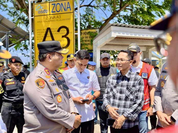 Wali Kota Batam, Amsakar Achmad, berbincang dengan Kapolda Kepri, Irjen Pol Asep Safrudin, saat meninjau arus mudik di Batam, Sabtu (14/3/2026). HUMAS DISKOMINFO BATAM / DHEO ANANDA PUTRAWali Kota Batam, Amsakar Achmad, berbincang dengan Kapolda Kepri, Irjen Pol Asep Safrudin, saat meninjau arus mudik di Batam, Sabtu (14/3/2026). HUMAS DISKOMINFO BATAM / DHEO ANANDA PUTRA
