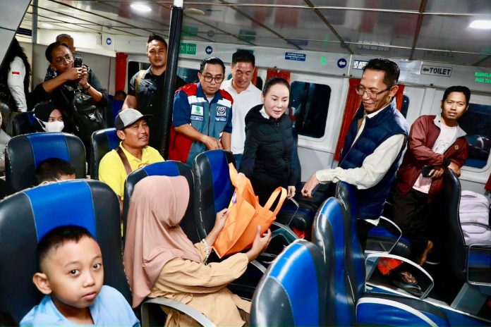 Wali Kota Batam, Amsakar Achmad, bersama Wakil Wali Kota Batam, Li Claudia Chandra, menyapa pemudik saat meninjau arus mudik Lebaran di Terminal Domestik Sekupang, Minggu (15/3/2026) dini hari. HUMAS DISKOMINFO BATAM / DHEO ANANDA PUTRA