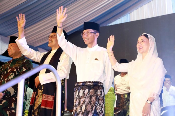 Wali Kota Batam, Amsakar Achmad, bersama Wakil Wali Kota Batam, Li Claudia Chandra, melepas iringan mobil hias saat pawai takbir di Jalan Engku Putri, Jumat (20/3/2026) malam. HUMAS DISKOMINFO BATAM