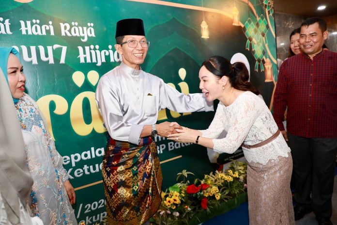 Wakil Wali Kota Batam, Li Claudia Chandra, menyalami Wali Kota Batam, Amsakar Achmad, saat menghadiri Open House Wali Kota Batam di Wisma Batam, Sekupang, Sabtu (21/3/2026). HUMAS DISKOMINFO BATAM