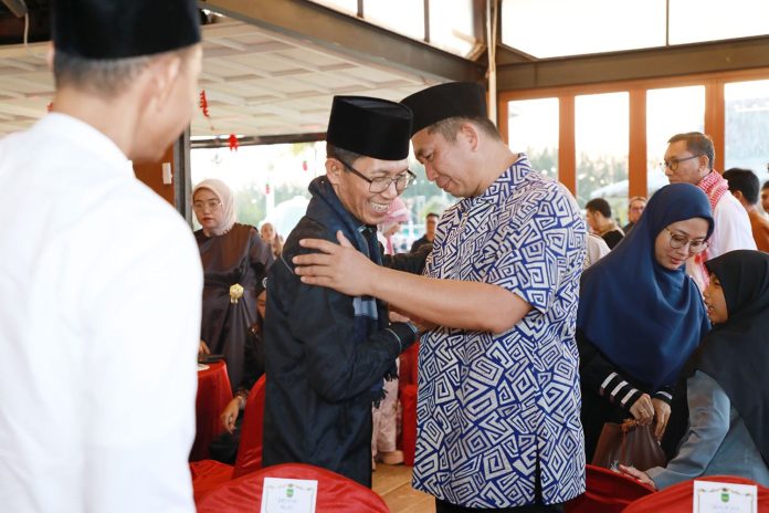 Wali Kota Batam, Amsakar Achmad, bersama Wali Kota Pagar Alam, Ludi Oliansyah, saat menghadiri buka puasa bersama IKAPOLSRI Kepri di Alio Beach Cafe & Restaurant, Bengkong, Minggu (1/3/2026). HUMAS DISKOMINFO BATAM