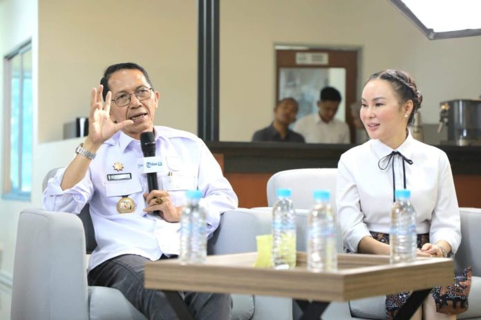 Wali Kota Batam, Amsakar Achmad, bersama Wakil Wali Kota Batam, Li Claudia Chandra. Dok HUMAS DISKOMINFO BATAM