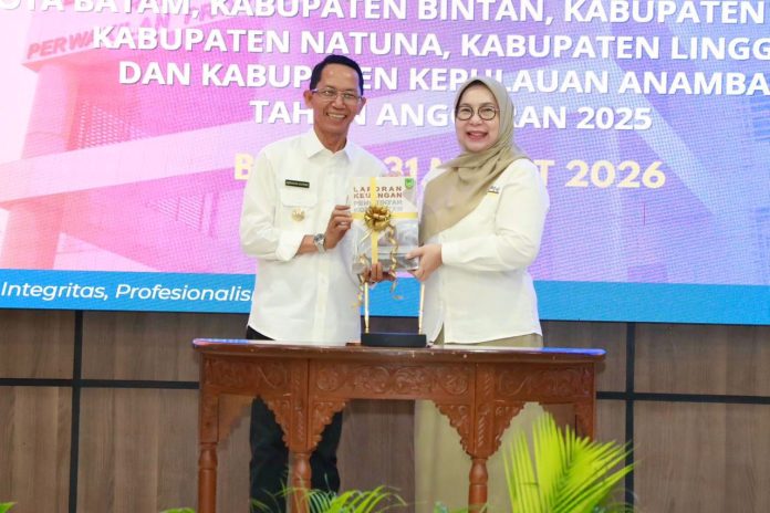 Wali Kota Batam, Amsakar Achmad, menyerahkan LKPD unaudited 2025 kepada Kepala BPK RI Perwakilan Kepri, Emmy Mutiarini, Selasa (31/3/2026). HUMAS DISKOMINFO BATAM