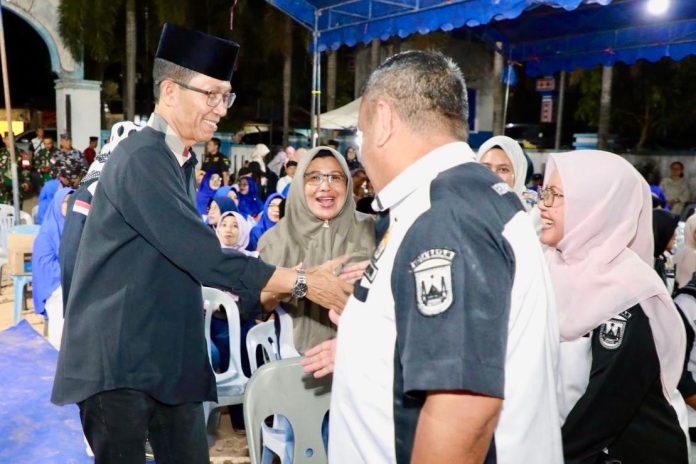 Perangkat RT dan RW Batuampar menyalami Wali Kota Batam, Amsakar Achmad, saat halalbihalal di Halaman Kantor Lurah Tanjung Sengkuang, Jumat (3/4/2026) malam. HUMAS DISKOMINFO BATAM / DHEO ANANDA PUTRA